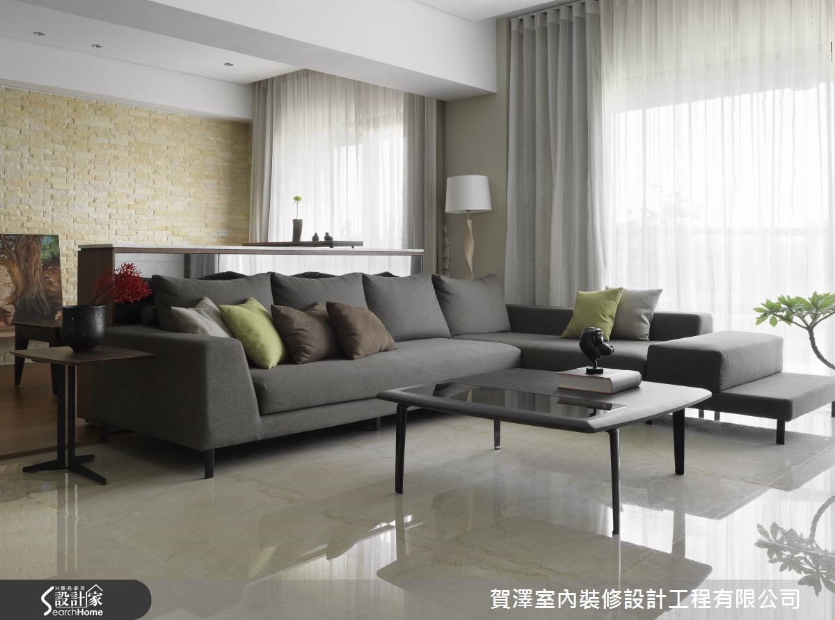 女画家的休閒风居宅，体验温暖的木纹质感